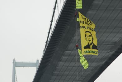 64 Meter über dem Bosporus fordern Aktivisten per Banner, das Klima zu schützen, April 2009