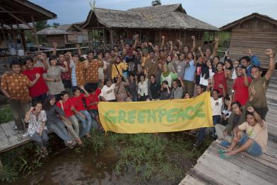 Greenpeace übergibt das Klimacamp in Kampar / Indonesien an die örtlichen Gemeinden.