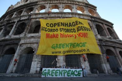 AKtivisten hängen Banner am Kolosseum, Dezember 2009