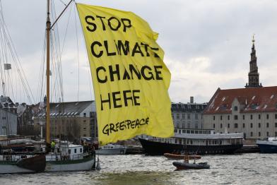 Beluga II in der Innenstadt von Kopenhagen mit Banner, Dezember 2009