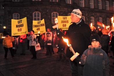 150 Greenpeacer und Unterstützer ziehen mit Fackeln zum Christiansborg-Palast, Dezember 2009