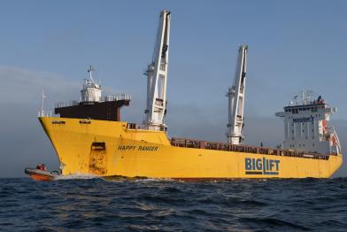 Greenpeace-Aktivisten protestieren in Schlauchbooten gegen die Fracht des Transportschiffs Happy Ranger , November 2009
