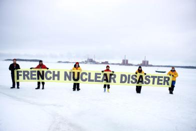 Greenpeace-Aktivisten protestieren in Finnland gegen Atomkraft mit einem riesen Banenr: French Nuclear Disaster, März 2010.