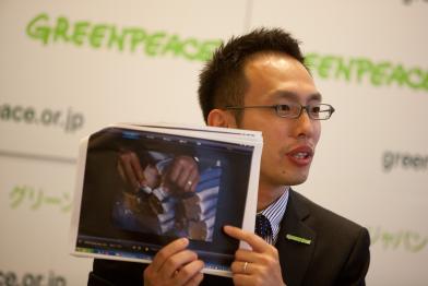 Junichi Sato zeigt Bilder von Walfleisch auf der Pressekonferenz, Mai 2010