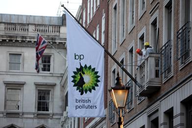BP Flaggen werden mit Rebranded BP Logo getauscht, Mai 2010