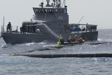 Maltesische Navy setzt Wasserkanonen gegen friedliche Greenpeace-Aktivisten in Schlauchbooten ein, Juni 2010.