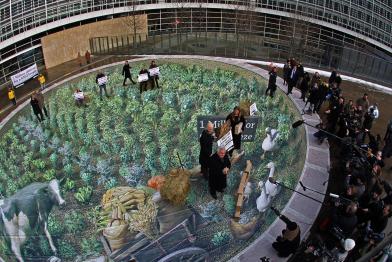 3D-Kunstwerk von Kurt Wenner anlässlich der Übergabe von 1 Million Unterschriften gegen Gentechnik im Essen