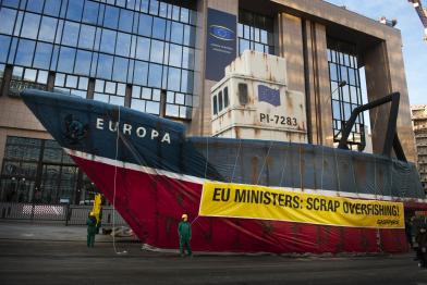 Protest beim Treffen der EU-Fischereiminister in Brüssel mit einer Schiffsattrappe, Dezember 2010.