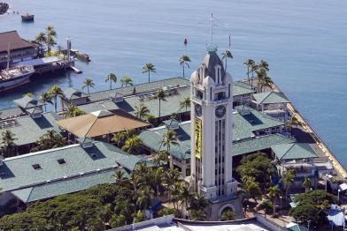 Greenpeace-Aktion auf dem Aloha Tower in Honolulu/Hawaii, Dezember 2010.