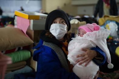 Nach dem Super-GAU in Fukushima: Eine Mutter mit ihrem Kind in einer Flüchtlingsunterkunft in Yonezawa, März 2011