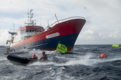 Der französische Trawler Pierre-Jacques Matigny fischt in 1000 Metern Tiefe im Nordostatlantik. Greenpeace-Aktivisten proestieren dagegen (November 2011)