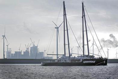 Rainbow Warrior vor dem Kohlekraftwerk in Eemshaven, Oktober 2011