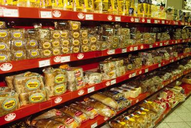 Brot in einem Supermarktregal