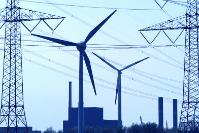 Windkraftanlagen vor dem Kernkraftwerk Brunsbüttel, April 2005