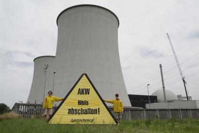 Aktivisten mit Banner vor Atomkraftwerk Biblis, Juli 2005