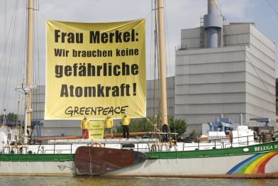 Greenpeace protestiert mit der Beluga II vor dem Atomkraftwerk Krümmel in Geesthacht, Juni 2007