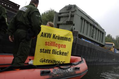 Aktivisten protestieren im Schlauchboot gegen den Transport eines neuen Transformators für das AKW Krümmel, Juni 2007