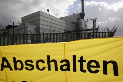 Protest-Banner vor dem AKW Krümmel: Nur Abschalten bringt Sicherheit, September 2007