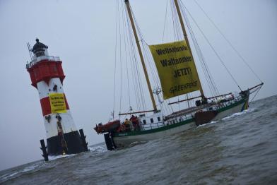 Am Leuchtturm Roter Sand in der Außenweser Aktion Weltnaturerbe Wattenmeer. Januar 2008