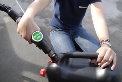 Greenpeacerin füllt einen Benzinkanister mit Biodiesel für eine Laboruntersuchung des Agrosprits. Deutscher Biodiesel enthält Palmöl.