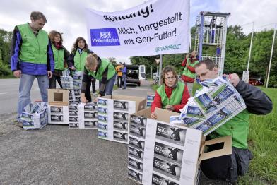 Post für Weihenstephan, doch das Unternehmen weigert sich, die 4.000 Briefe besorgter Verbraucher in Empfang zu nehmen. Stattdessen gibt's ein Hausverbot für die Überbringer von der Greenpeace-Gruppe München.