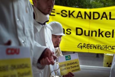 Greenpeace-Aktivsten fordern vor dem Landtag Aufklärung über die illegale Atommüllkippe Asse, Juni 2009