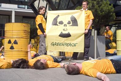 Greenpeace-Aktivisten entrollen ein Banner vor dem Berliner InterContinental, Juni 2009