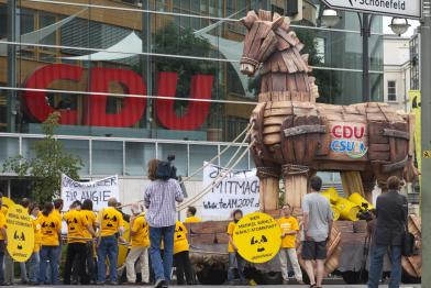 Greenpeace-Aktivisten mit trojanischem Pferd vor der CDU Parteizentrale, Juni 2009
