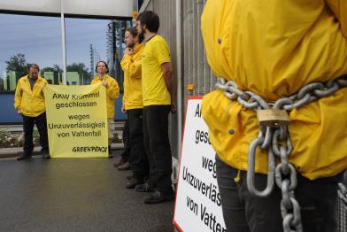 Aktivisten verriegeln das Einfahrtstor zu Krümmel mit Eisenketten, Jui 2009