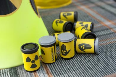 Symbolische Atommüllfässer aus Filmdosen werden beim GAT verteilt, August 2009