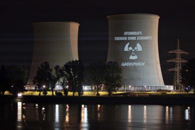 Greenpeace-Projektion am Reaktor Biblis A in der Nacht vor der RWE-Kundgebung, Sedptember 2009