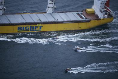 Greenpeace-Schlauchboote begeleitet das Transportschiff Happy Ranger, November 2009