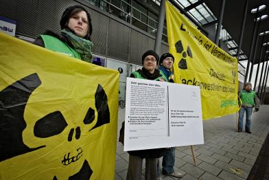 Greenpeace-Aktivisten protestieren vor der EnBW-Zentrale, Dezember 2009