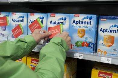 Gegen Gen-Milch der Hersteller Nestlé und Milupa protestieren Greenpeace-Aktivisten bundesweit in 39 Städten.