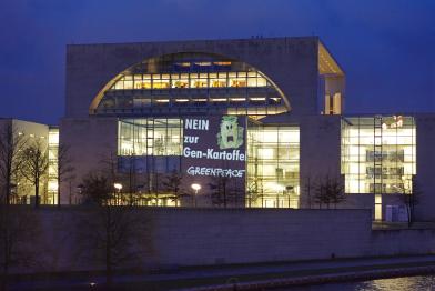 Mit der grossflächigen Projektion "Nein zur Gen-Kartoffel!" und einer Kartoffelfratze auf das Bundeskanzleramt in Berlin haben Greenpeace-Aktivisten gegen den Anbau der umstrittenen Gen-Kartoffel "Amflora" protestiert, März 2010.