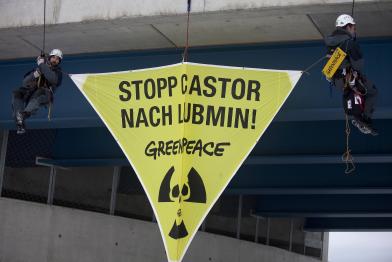 Greenpeace-Aktivisten protestieren an einer Brücke bei Diedrichshagen gegen den Castortransport nach Lubmin, 2010