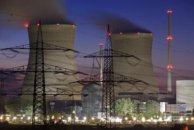 Atomkraftwerk Grundremmingen, im Vordergrund Stromleitungen.