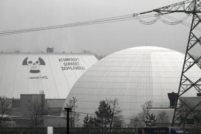 Aktivisten protestieren am Kühlturm des AKW Neckarwestheim gegen mangelhafte Atomaufsicht, Februar 2011  