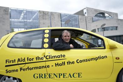 Greenpeace-Verkehrsexperte Wolfgang Lohbeck im SmILE - dem 3-Liter-Auto, 2011