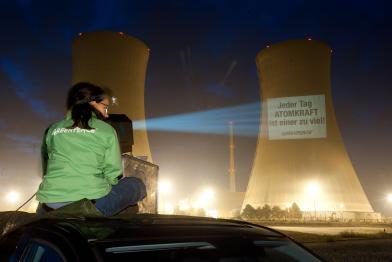 Greenpeace-Projektion auf das AKW Grafenrheinfeld am 6. Juni 2011: "Jeder Tag Atomkraft ist einer zu viel"