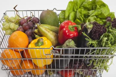 Obst und Gemüse in einem Einkaufskorb.