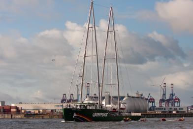 Die Rainbow Warrior III auf Jungfernfahrt und Zwischenstopp im Hamburger Hafen, 2011.