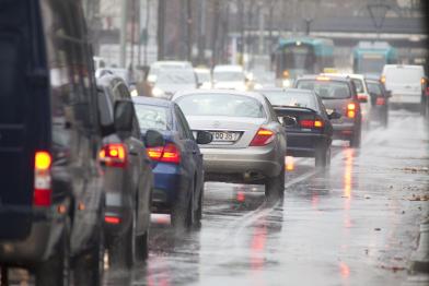 Morgendlicher Straßenverkehr in Frankfurt a. M.