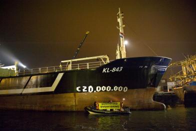 Greenpeace-Aktivisten protestieren im niederländischen IJmuiden gegen den Trawler Helen Mary (Dezember 2011)