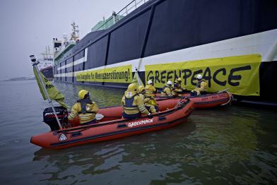 Greenpeace-Aktivisten protestieren in Bremerhaven gegen den Supertrawler Jan Maria