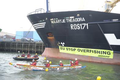 IJmuiden, Niederlande, Januar 2012: Greenpeace-Aktivisten protestieren gegen den Supertrawler Maartje Theadora