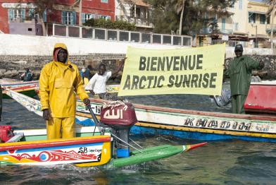 Das Greenpeace-Schiff Arctic Sunrise wird im Hafen von Dakar/Senegal von einheimischen Fischern feierlich empfangen