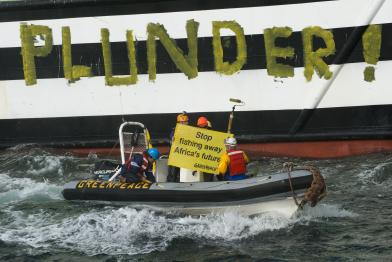 Der Trawler Dirk Diederik erhält 30 Seemeilen vor der mauretanischen Küste eine entlarvende Inschrift