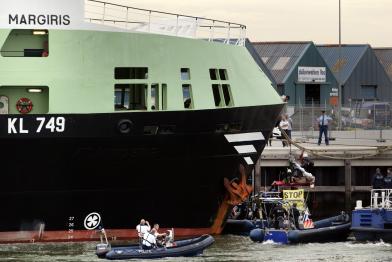 Das Protestcamp der Greenpeace-Aktivisten am Trawler Margiris im Hafen von IJmuiden wird aufgelöst