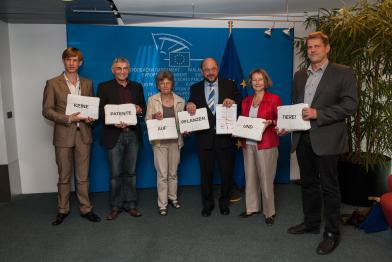 Das Bündnis "Keine Patente auf Saatgut" hat dem Präsidenten des Europäischen Parlamentes, Martin Schulz (SPD), 70.000 Unterschriften gegen Patente auf Pflanzen und Tiere überreicht. Nov. 2012